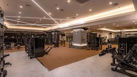 영상 썸네일: 헬스장 + 골프연습장을 한 건물에, 양재 러쉬앤짐 복합 스포츠센터 리모델링