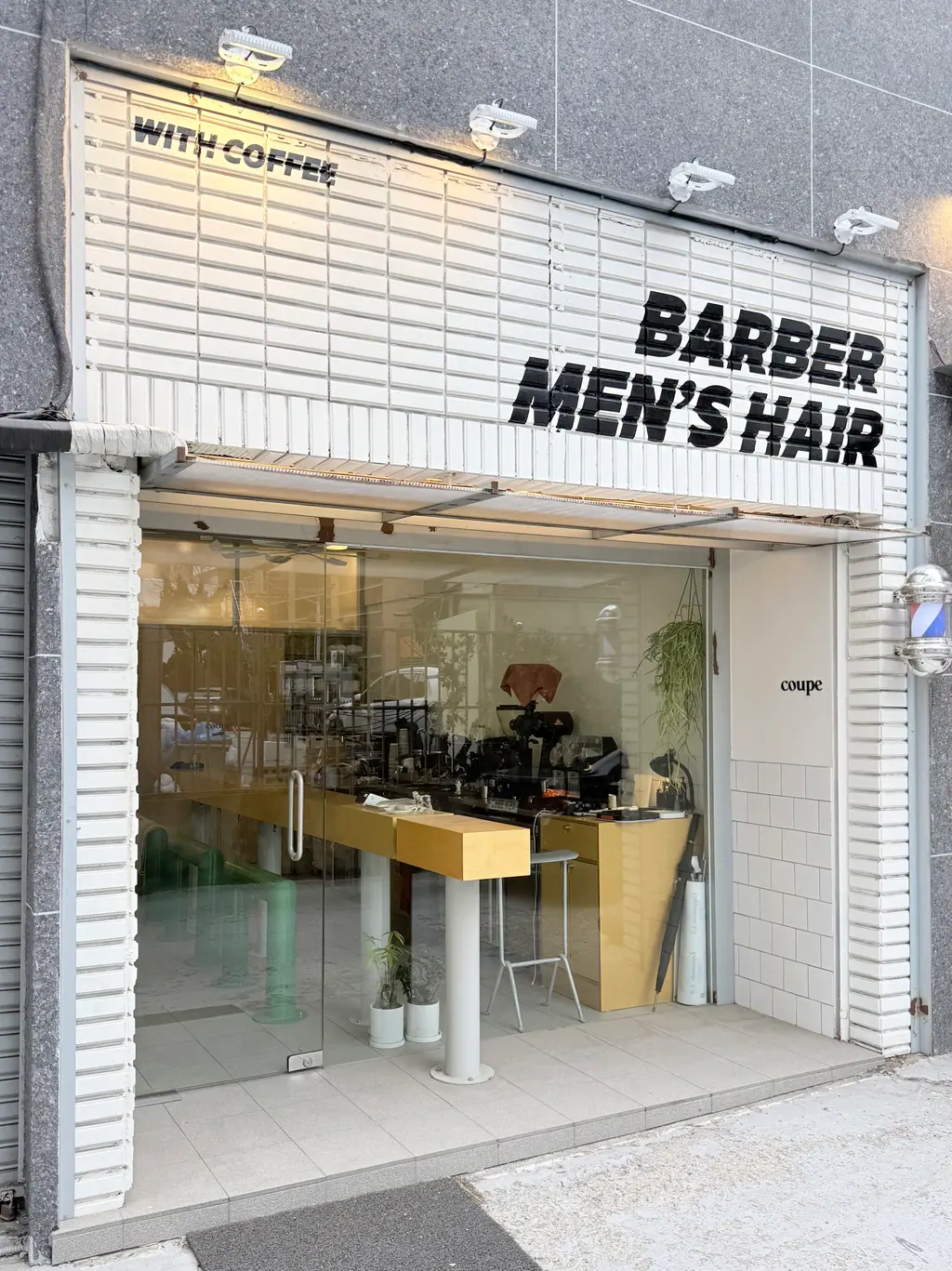 압구정 바버샵 파사드: BARBER MEN'S HAIR 사인과 바버폴