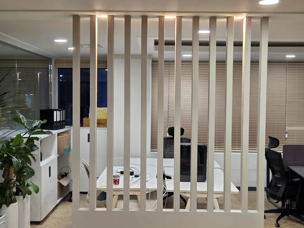강남 사무실: 원목 루버 파티션 너머로 보이는 업무 공간