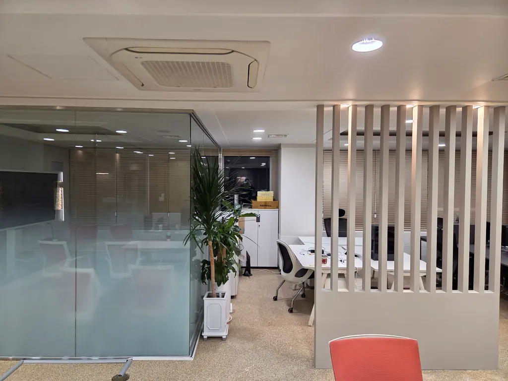 강남 사무실: 유리 회의실과 루버 파티션
