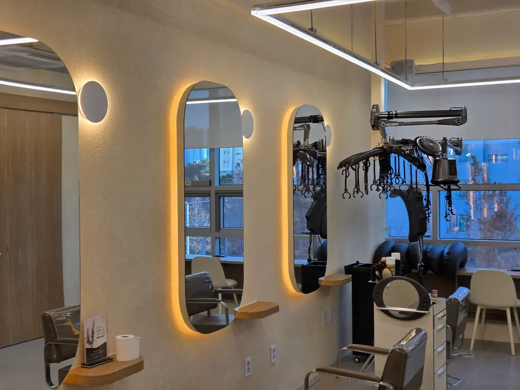살롱드비앙: 조명 거울과 창가 좌석